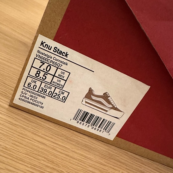 NWT! Women’s Vans Sneakers - size 8.5 - Picture 5 of 5